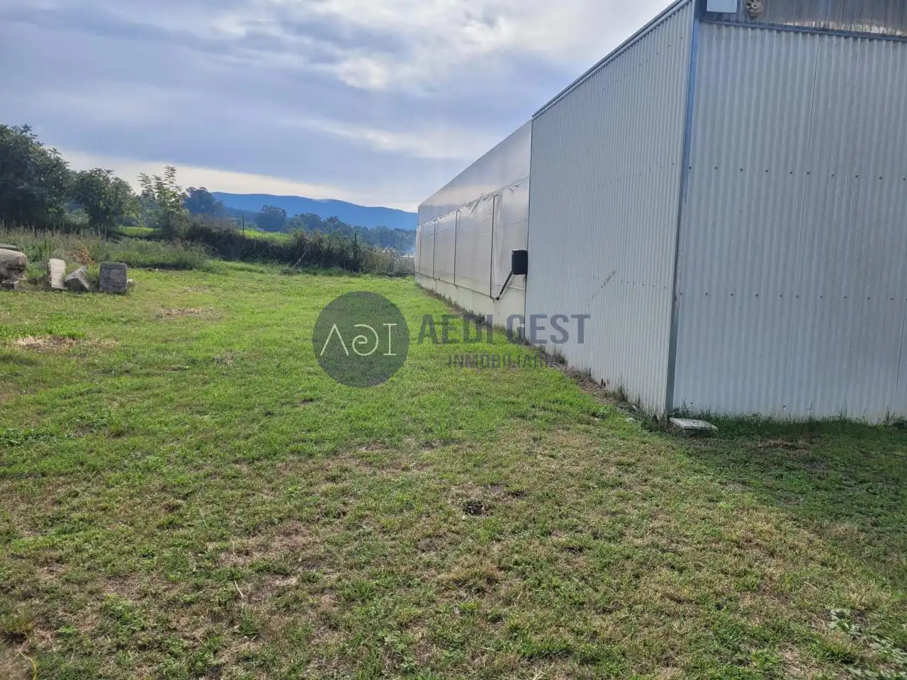 Industrial buildings for sale in Camos