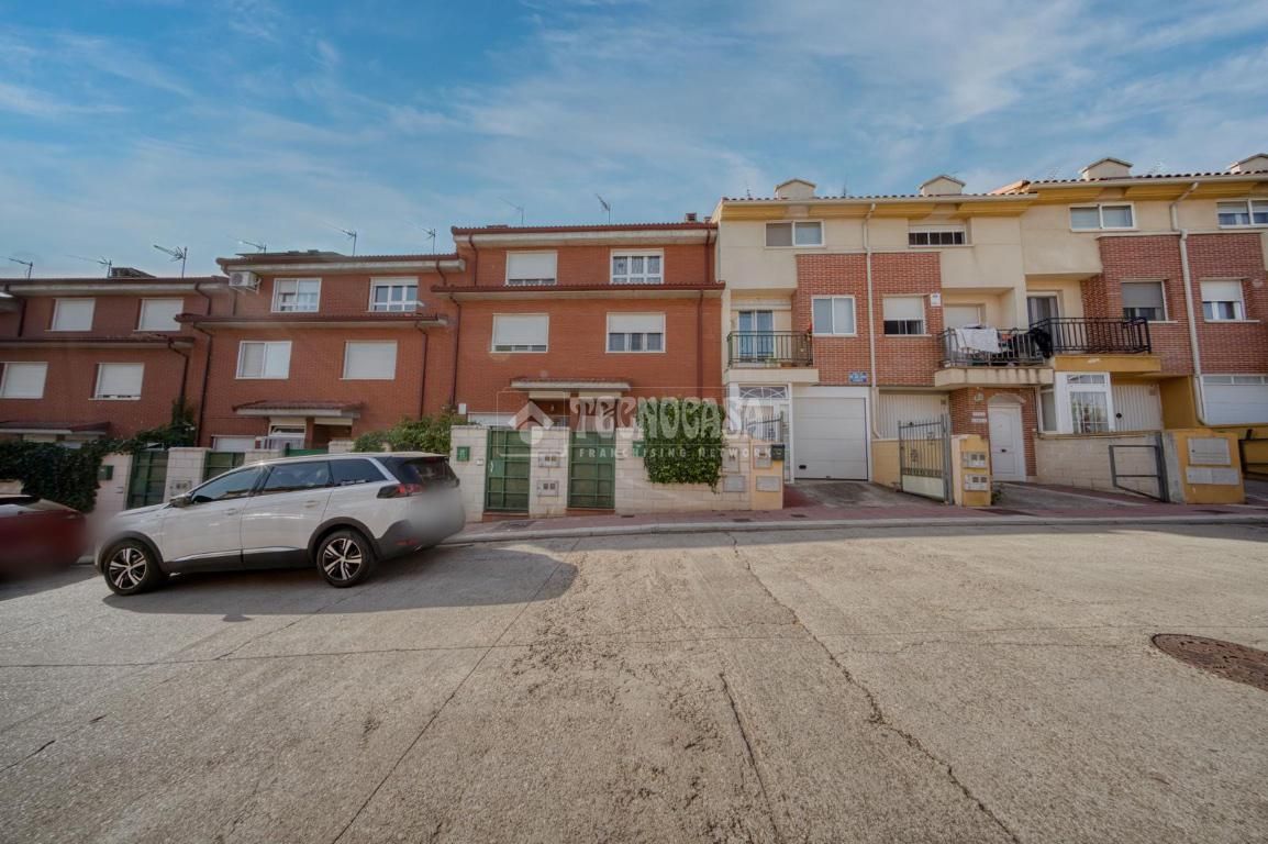 Vista exterior de Casa adosada en venda en Cigales amb Calefacció