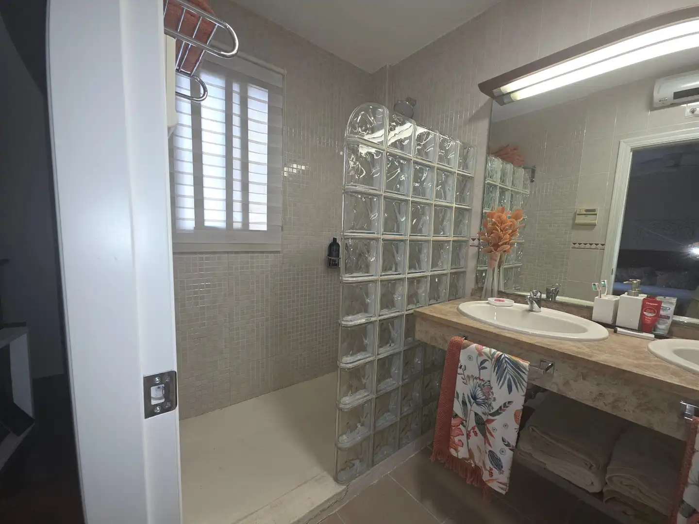 Baño de Casa adosada en venta en Montequinto con Aire acondicionado, Calefacción y Jardín privado