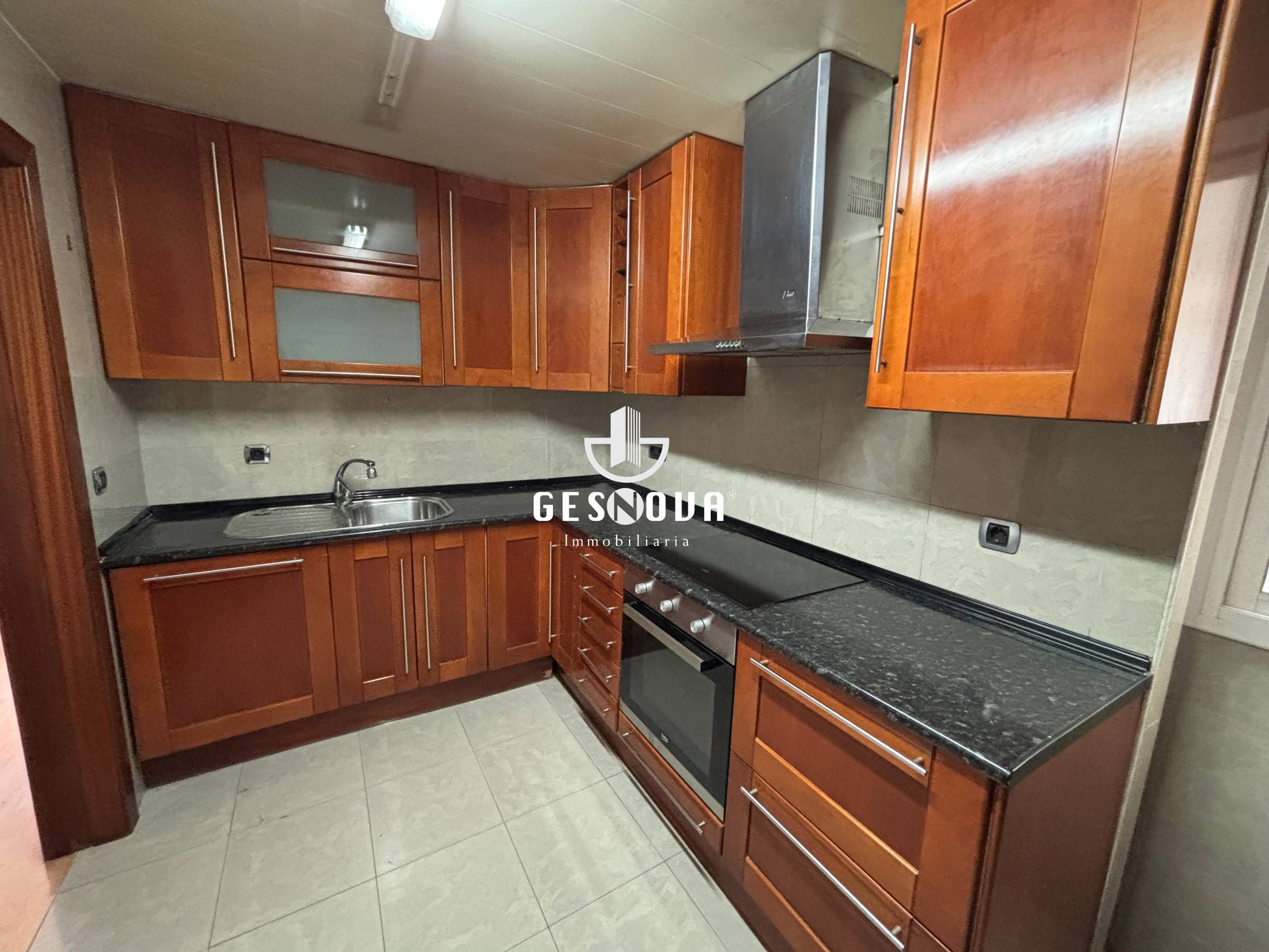 Kitchen of Flat for sale in L'Hospitalet de Llobregat  with Balcony