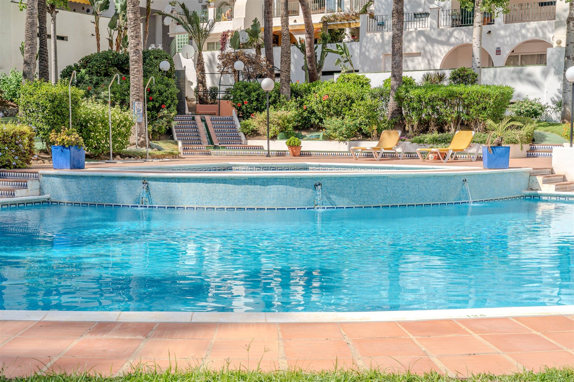 Swimming pool of Apartment for sale in Estepona