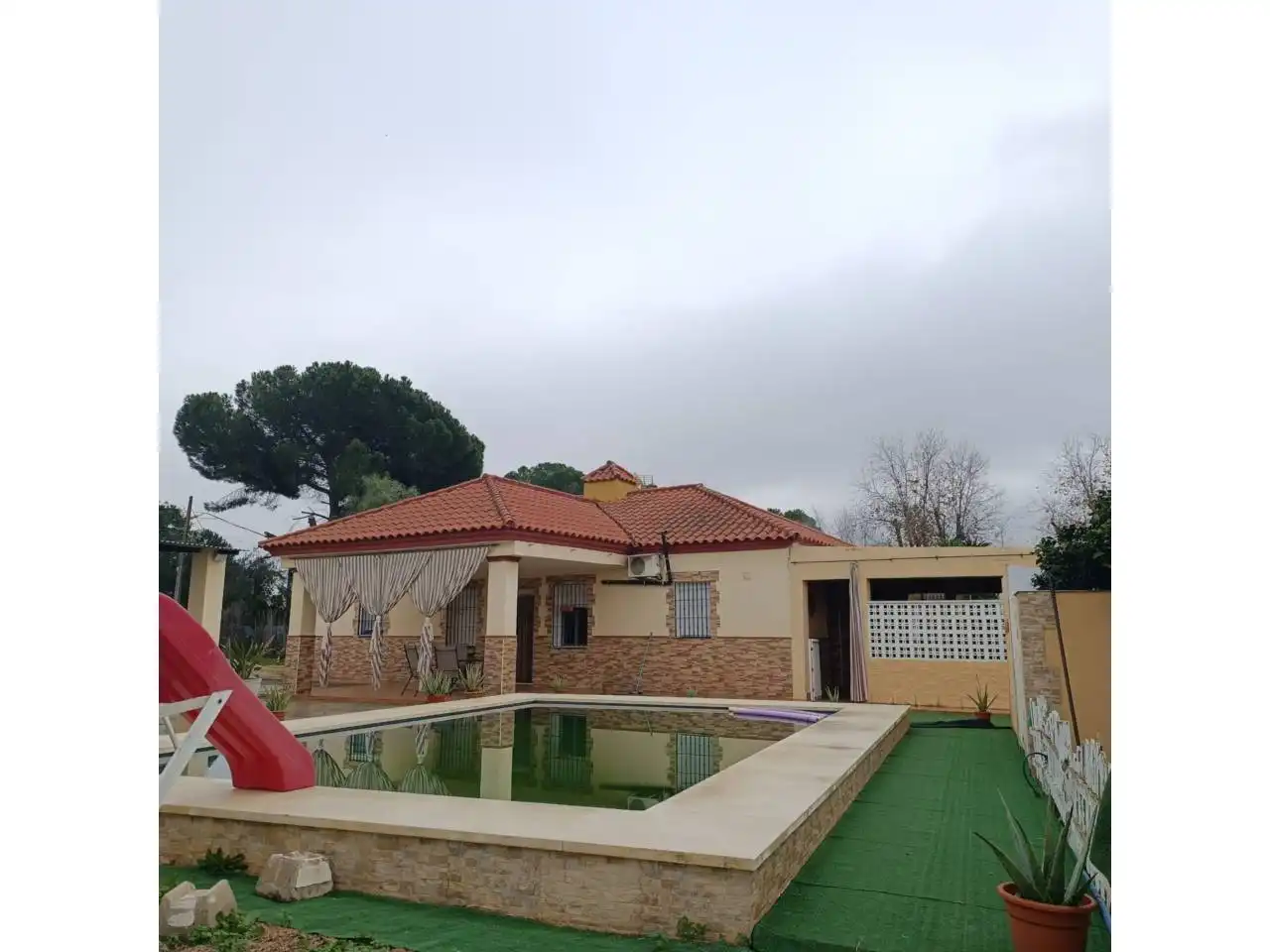 Vista exterior de Casa o chalet en venta en Carmona con Aire acondicionado, Calefacción y Jardín privado