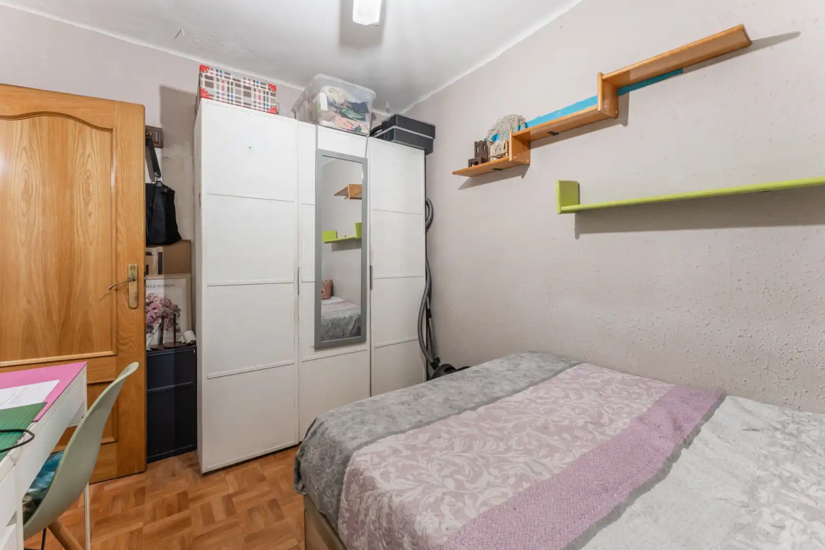 Habitación de Piso en venta en Badalona con Parquet y Balcón