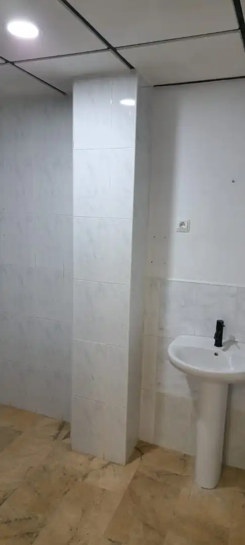 Badezimmer von Geschaftsraum zur Miete in Aspe mit Klimaanlage, Heizung und Parkett