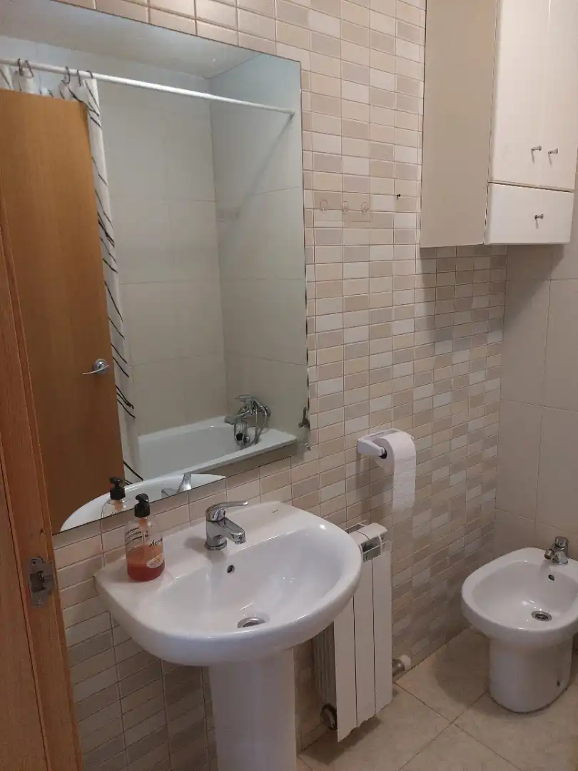 Baño de Apartamento en venta en Tàrrega con Calefacción, Trastero y Amueblado