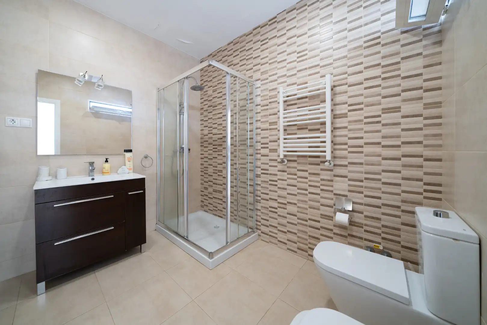 Badezimmer von Dachboden zur Miete in Madrid mit Klimaanlage, Heizung und Terrasse
