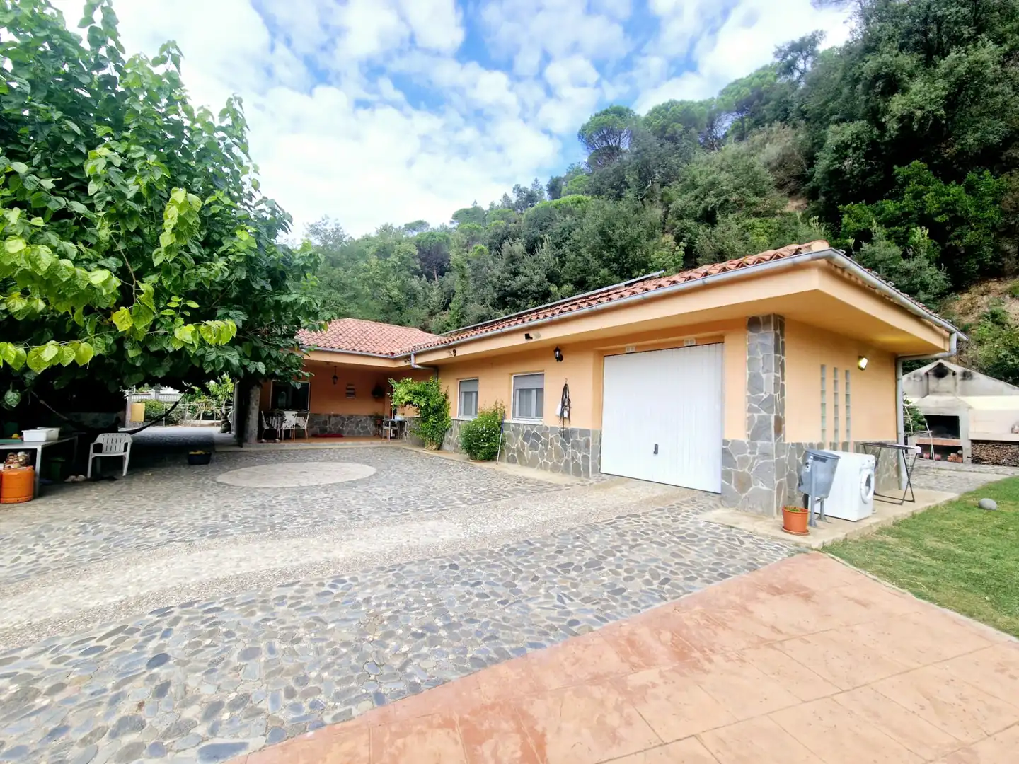 Außenansicht von Haus oder Chalet zum Verkauf in Hostalric mit Klimaanlage, Heizung und Privatgarten