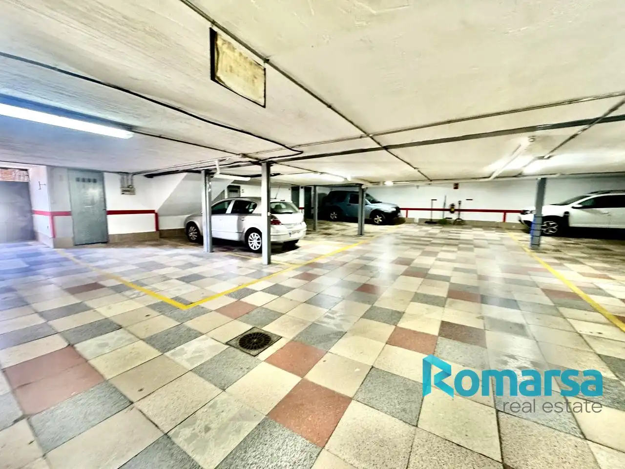Parking de Piso en venta en Ávila con Calefacción, Parquet y Trastero