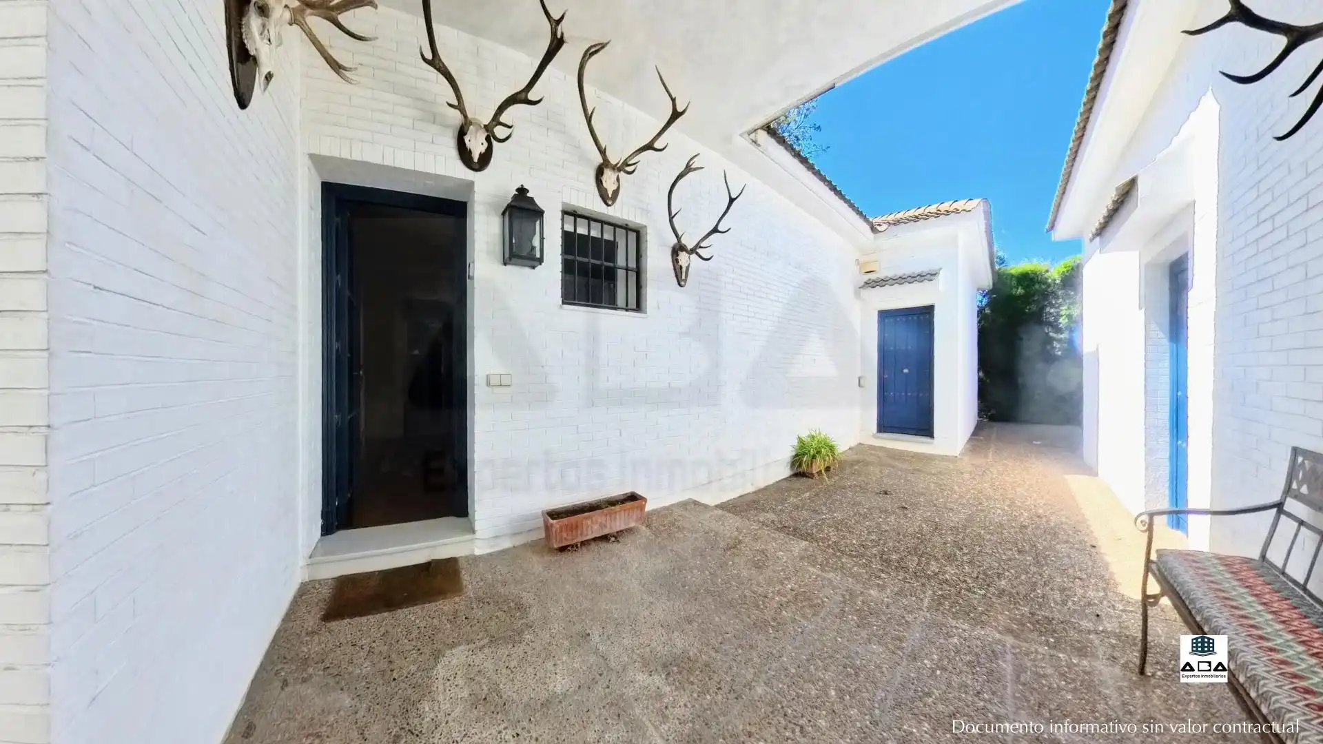 Vista exterior de Casa o xalet en venda en Jerez de la Frontera amb Aire condicionat, Calefacció i Jardí privat