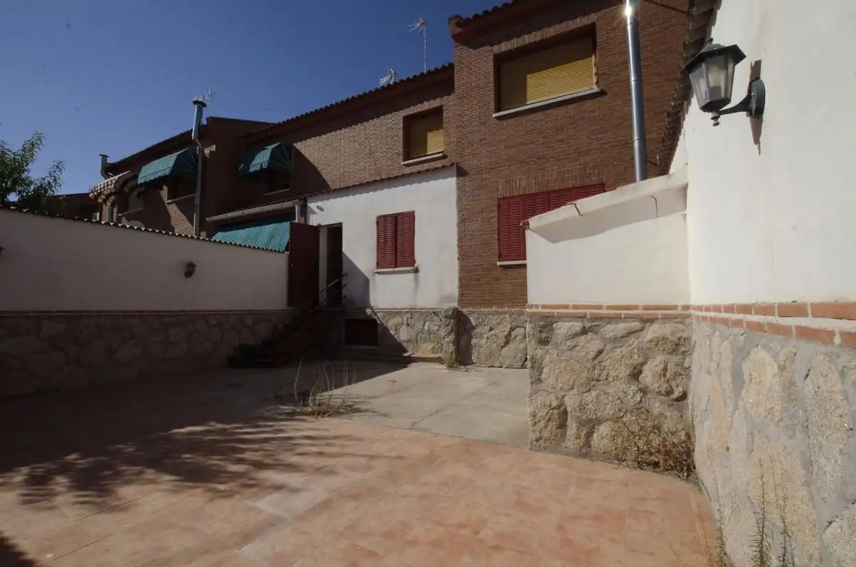 Vista exterior de Casa adosada en venta en Fuensalida con Calefacción, Trastero y Amueblado