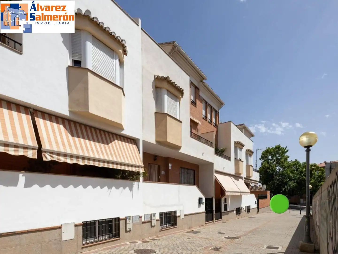 Vista exterior de Casa o xalet en venda en Granada amb Aire condicionat, Calefacció i Terrassa