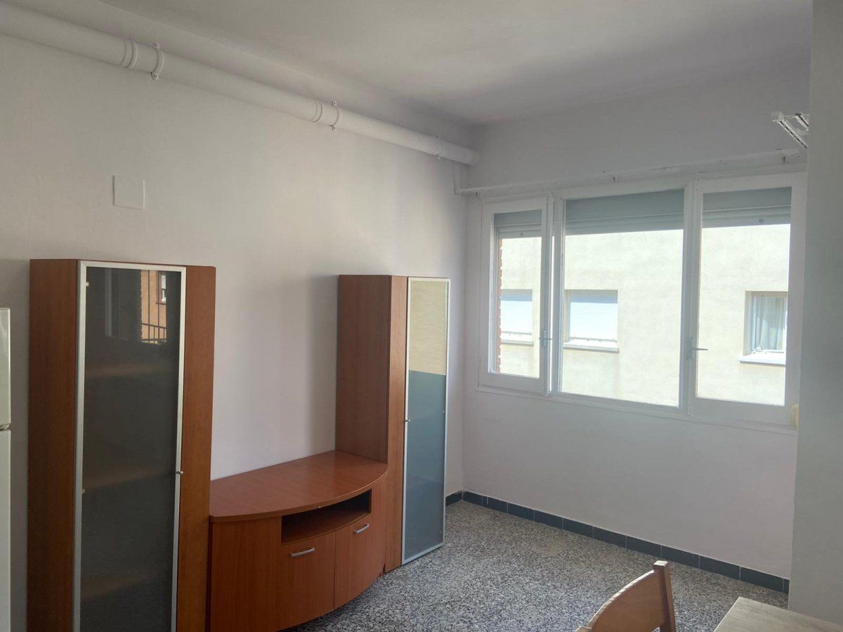 Dormitori de Estudi de lloguer en Girona Capital amb Calefacció i Balcó