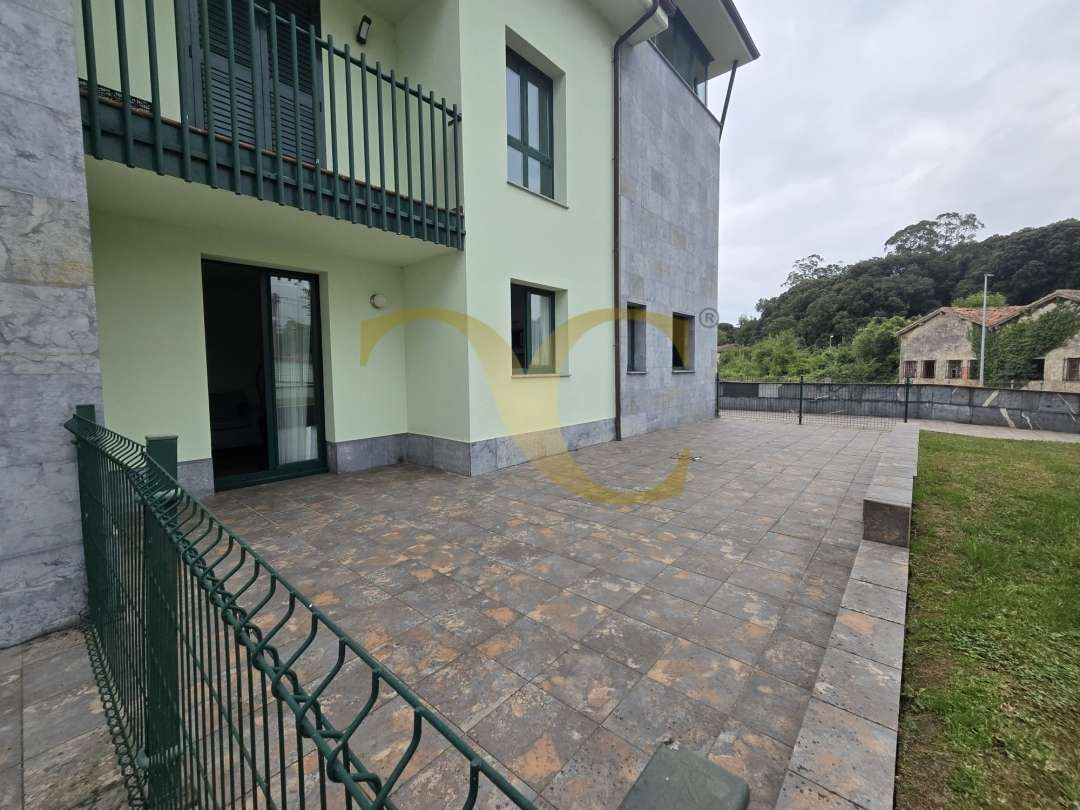 Vista exterior de Apartament en venda en Llanes amb Calefacció, Jardí privat i Terrassa