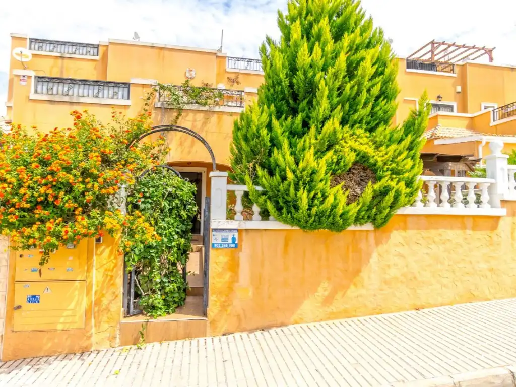 Vista exterior de Casa adosada en venda en Orihuela amb Aire condicionat, Moblat i Piscina comunitària