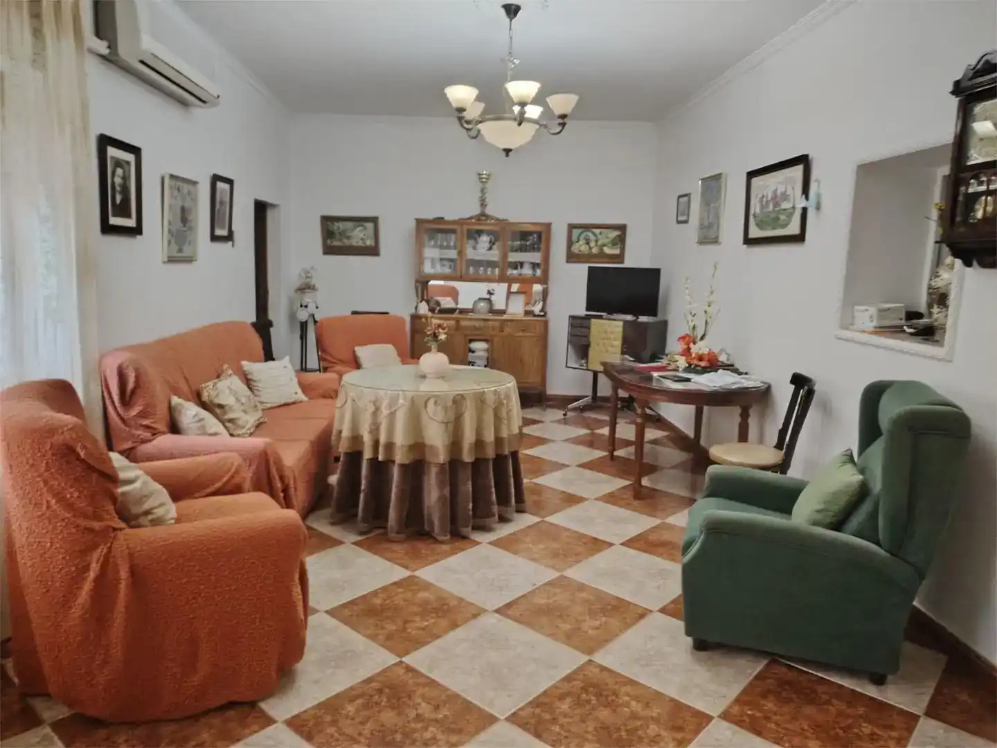 Sala d'estar de Casa adosada en venda en Torremejía amb Aire condicionat i Jardí privat