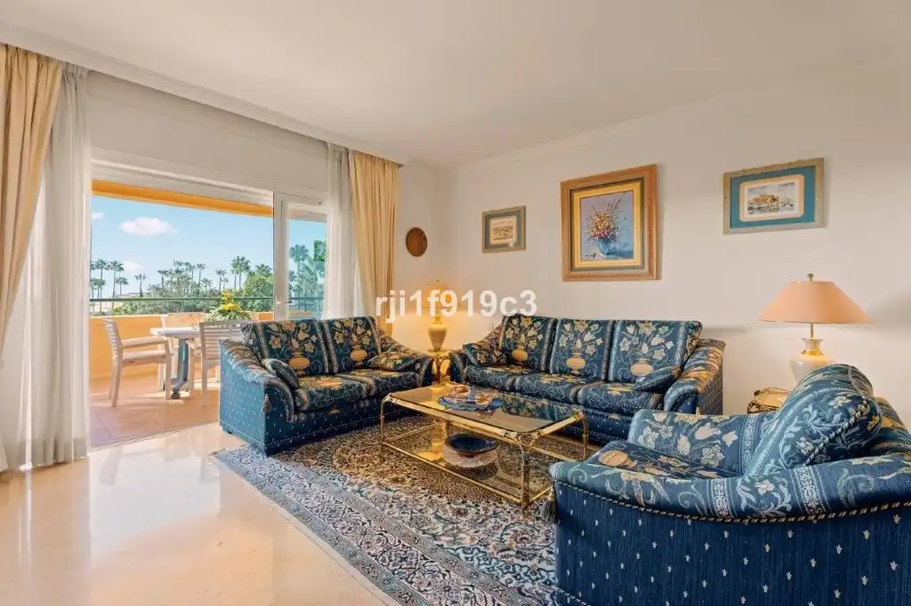 Sala de estar de Apartamento en venta en Marbella con Terraza, Trastero y Amueblado