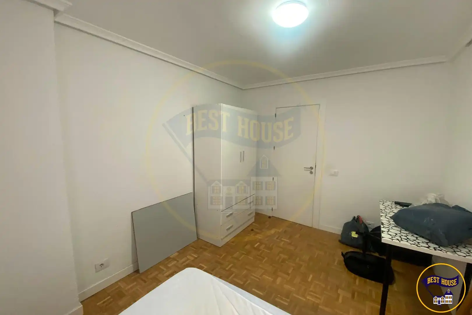 Bedroom of Flat for share in Cuenca  with Air Conditioner, Heating and Parquet flooring