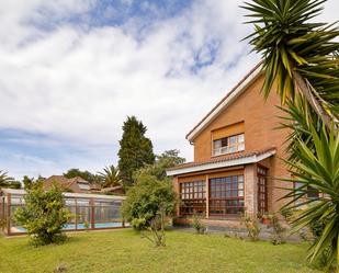 Vista exterior de Casa o xalet en venda en Gijón  amb Calefacció, Terrassa i Piscina