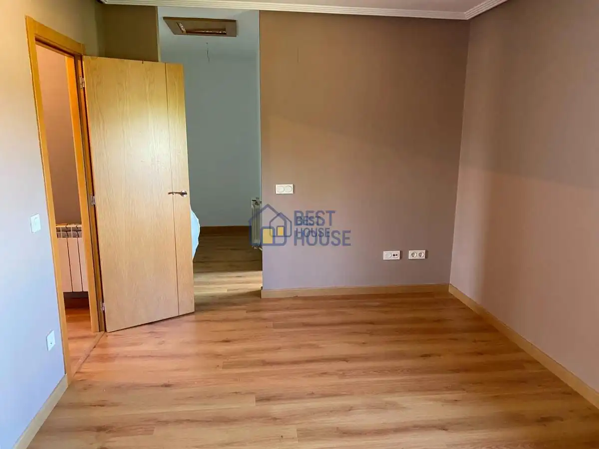 Semi-detached house with garden for sale in Onzonilla, imagen 8