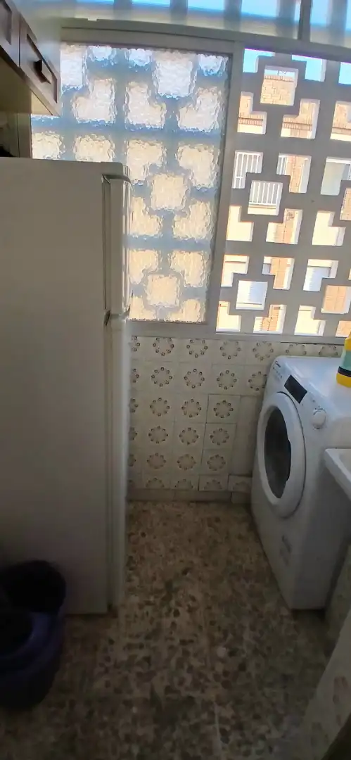 Bany de Pis per a compartir en Almería amb Aire condicionat, Terrassa i Moblat