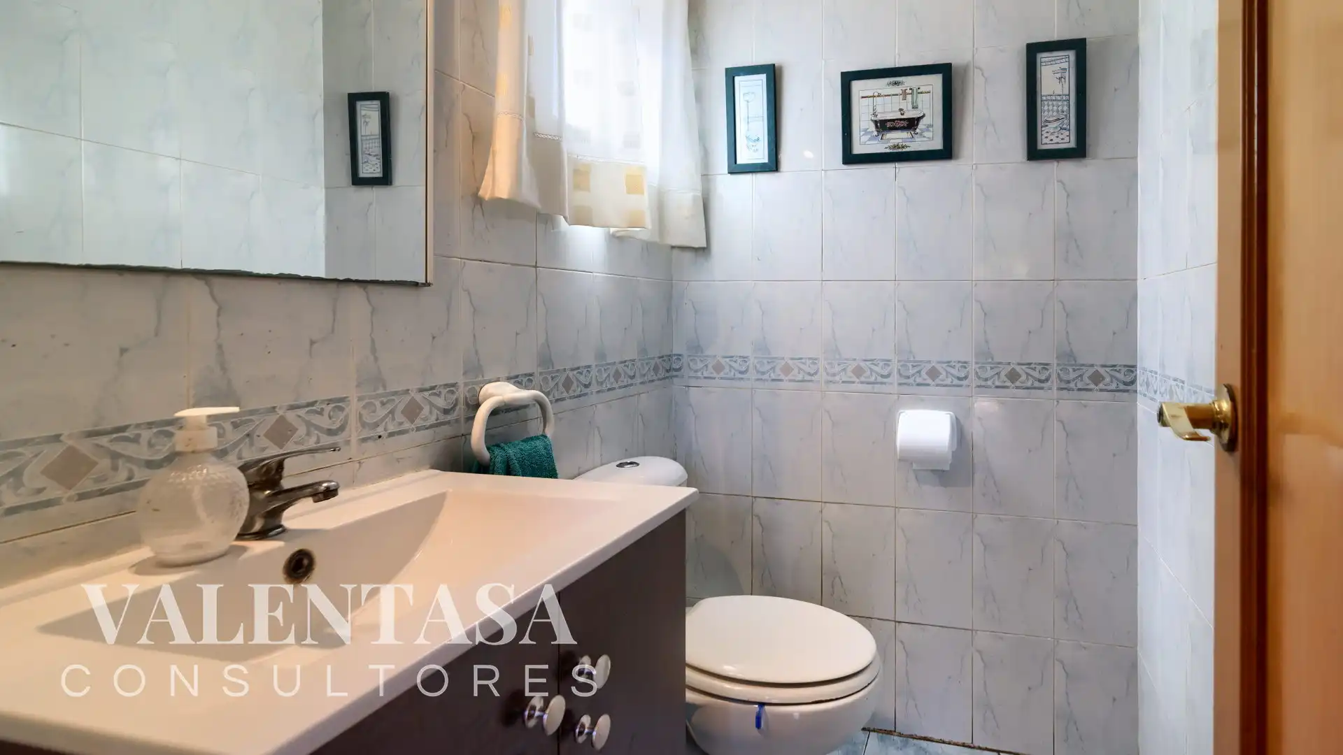 Bathroom of Houses for sale in L'Eliana  with Air Conditioner, Heating and Private garden