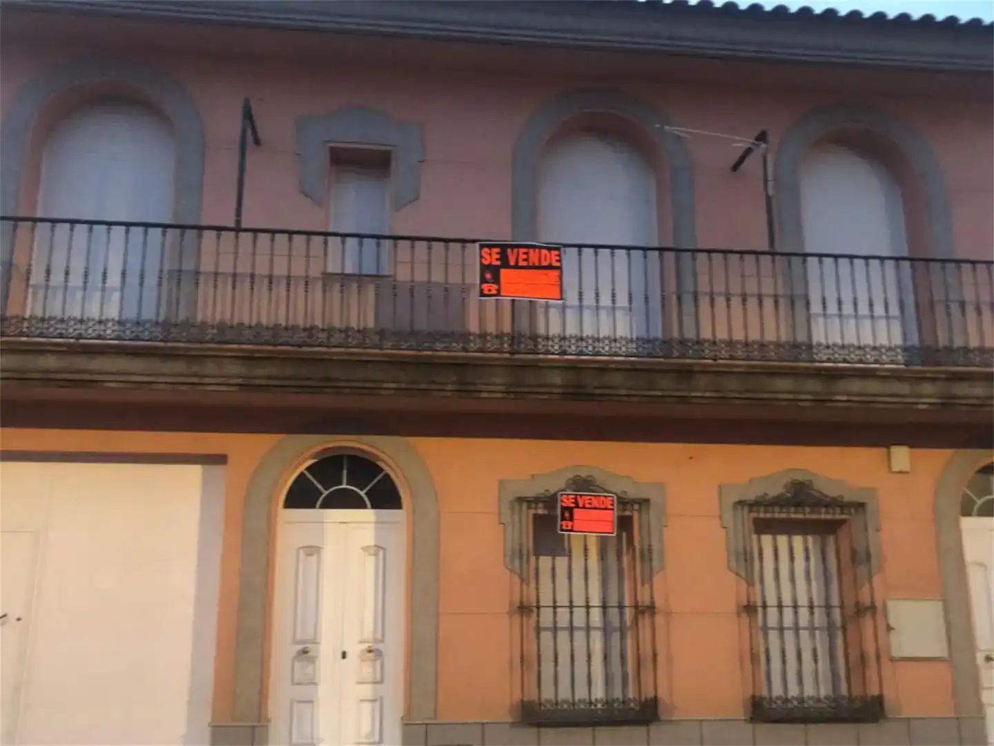 Vista exterior de Pis en venda en Corte de Peleas
