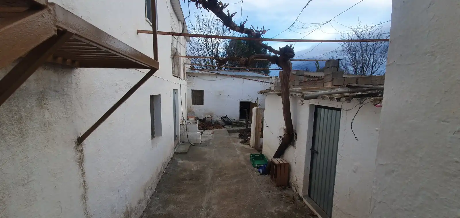 Vista exterior de Casa adosada en venda en Guadix amb Moblat
