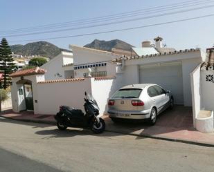 Vista exterior de Casa o xalet en venda en Benalmádena amb Aire condicionat i Piscina