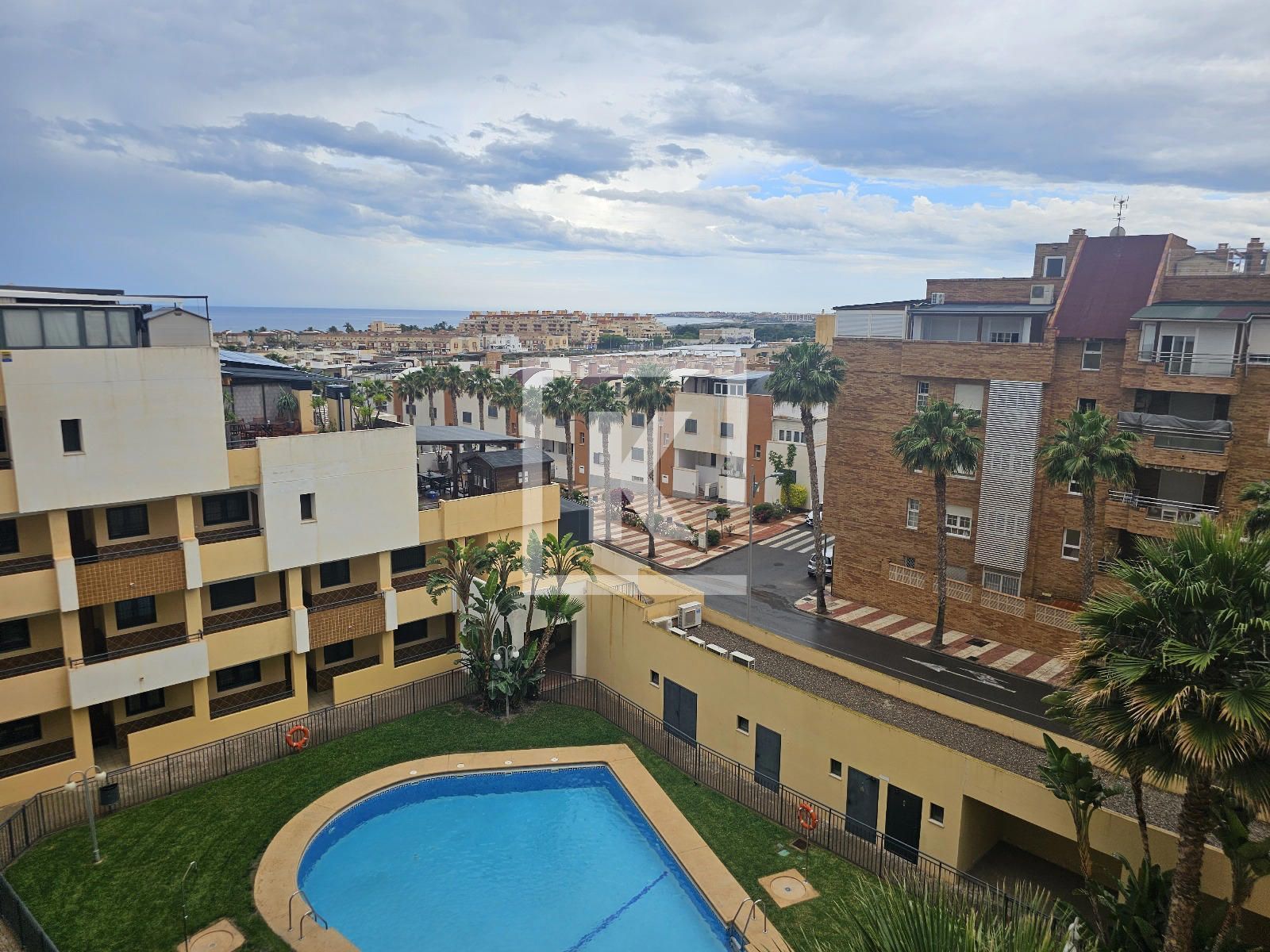 Vista exterior de Pis en venda en Roquetas de Mar amb Aire condicionat, Terrassa i Piscina