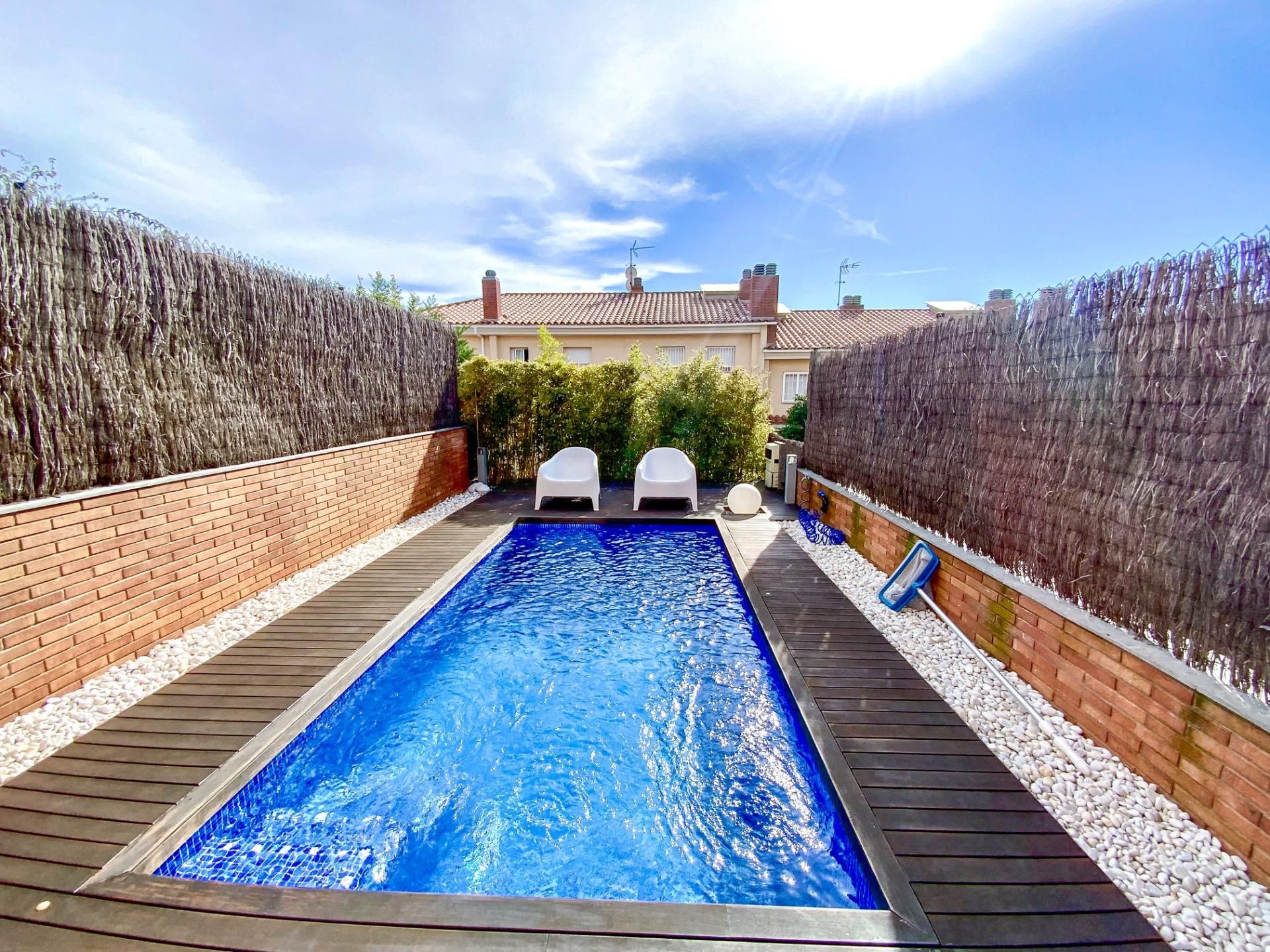 Swimming pool of Single-family semi-detached for sale in El Masnou  with Air Conditioner, Heating and Private garden