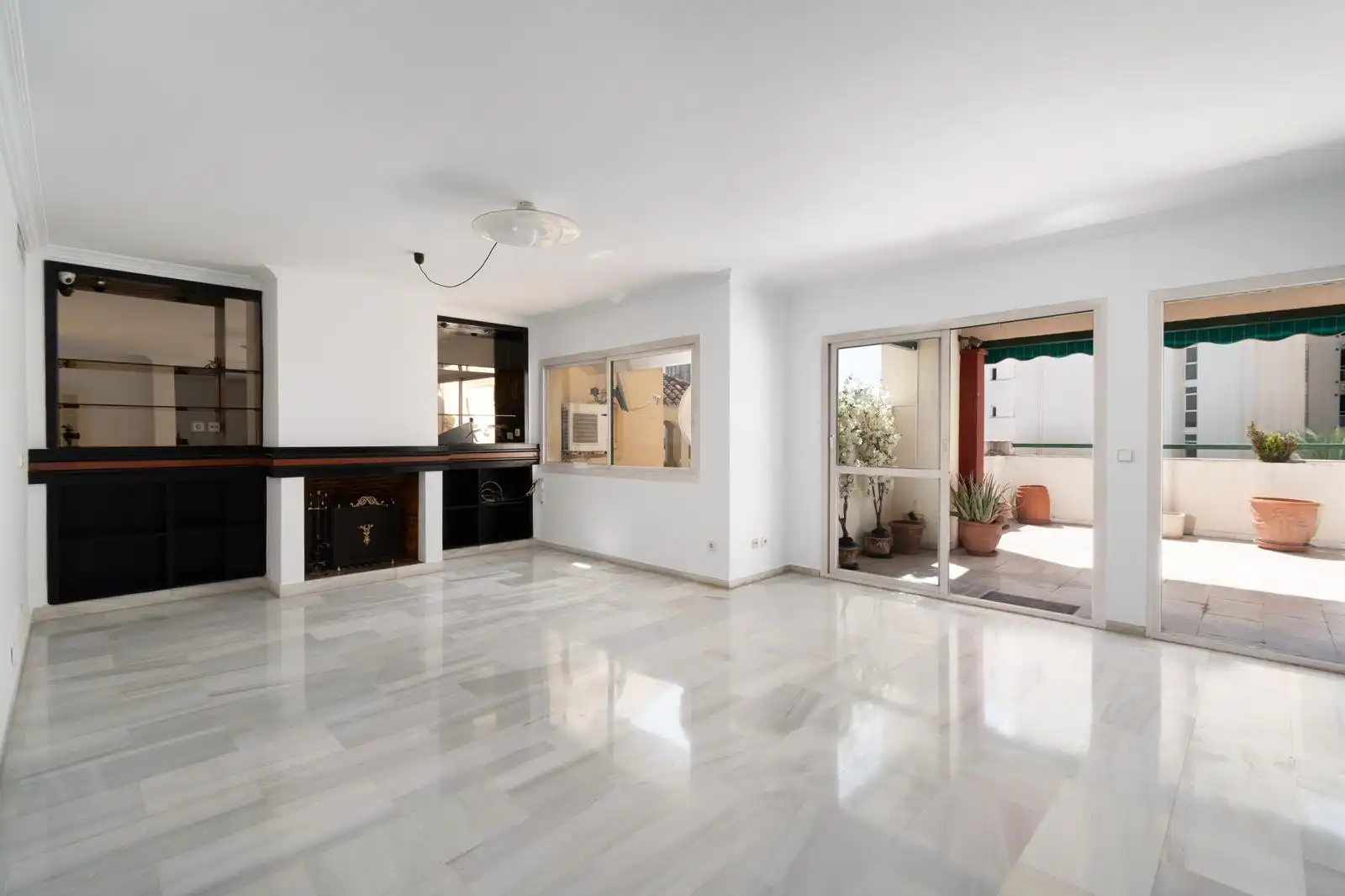 Wohnzimmer von Dachboden zum Verkauf in Marbella mit Klimaanlage, Terrasse und Möbliert