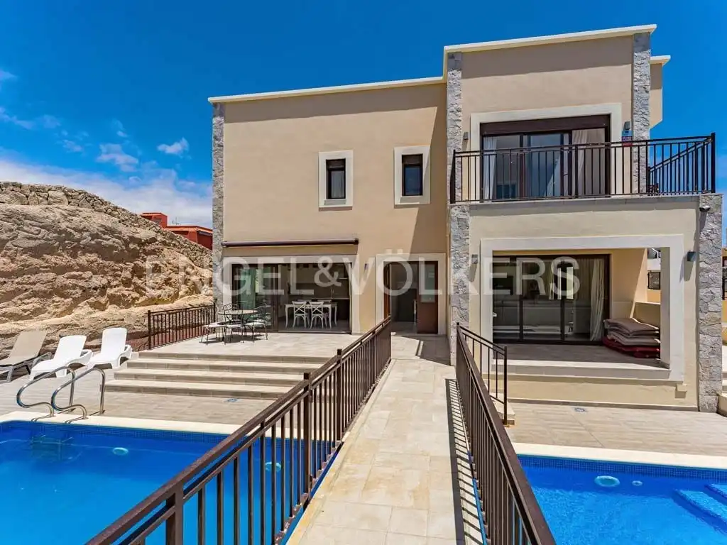 Vista exterior de Casa o xalet en venda en Granadilla de Abona amb Aire condicionat, Terrassa i Piscina