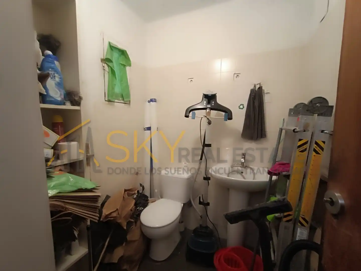 Baño de Local en venta en Madrid