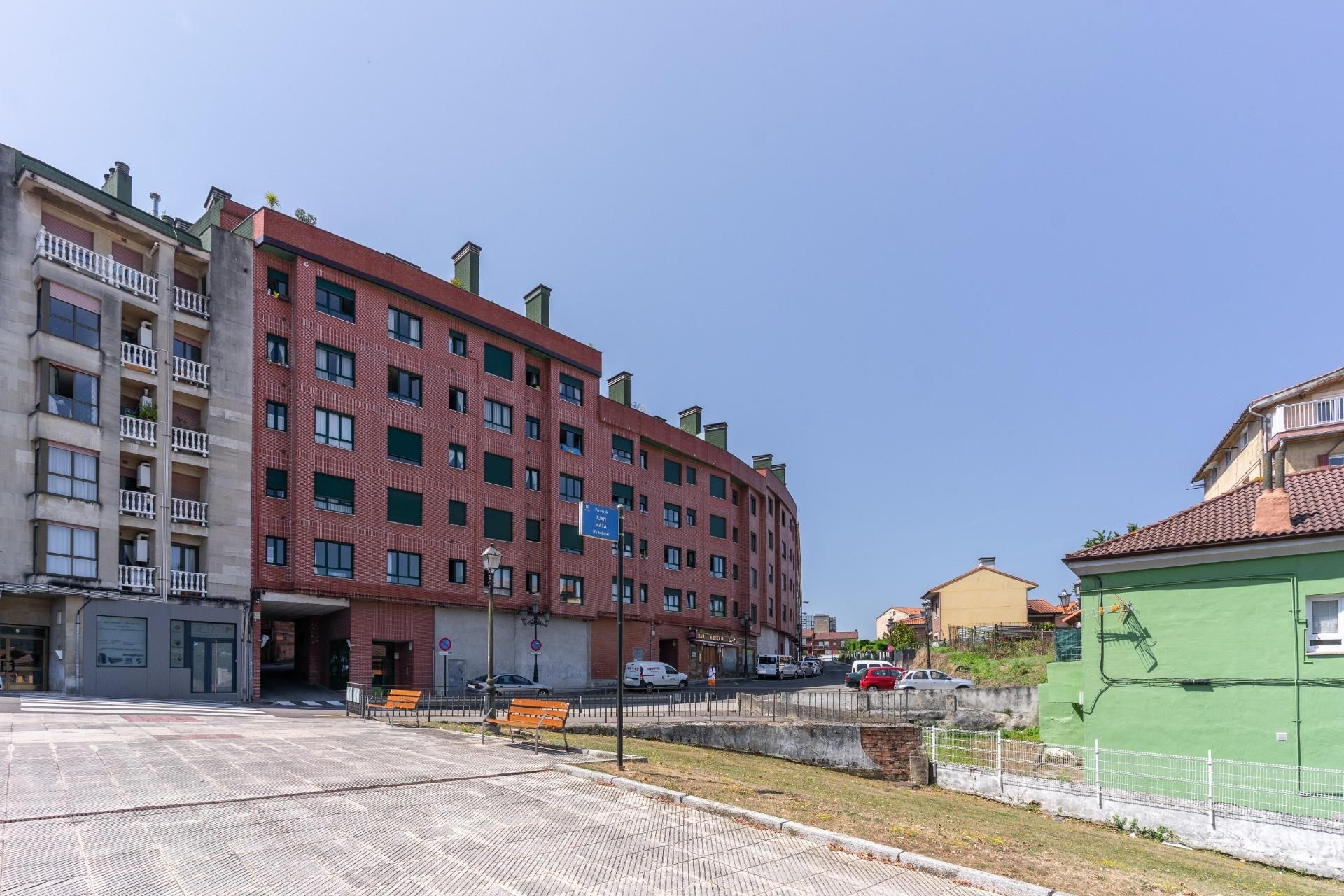 Vista exterior de Pis en venda en Oviedo  amb Calefacció