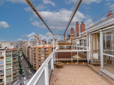 Àtic amb balcó en venda a Higini Angles