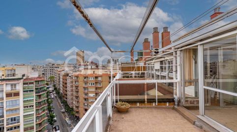 Altura piso 10º, ático superficie total 153 m, superficie útil 153 m, habitaciones dobles 4, 2 baños, antigüedad más de 50, ascens