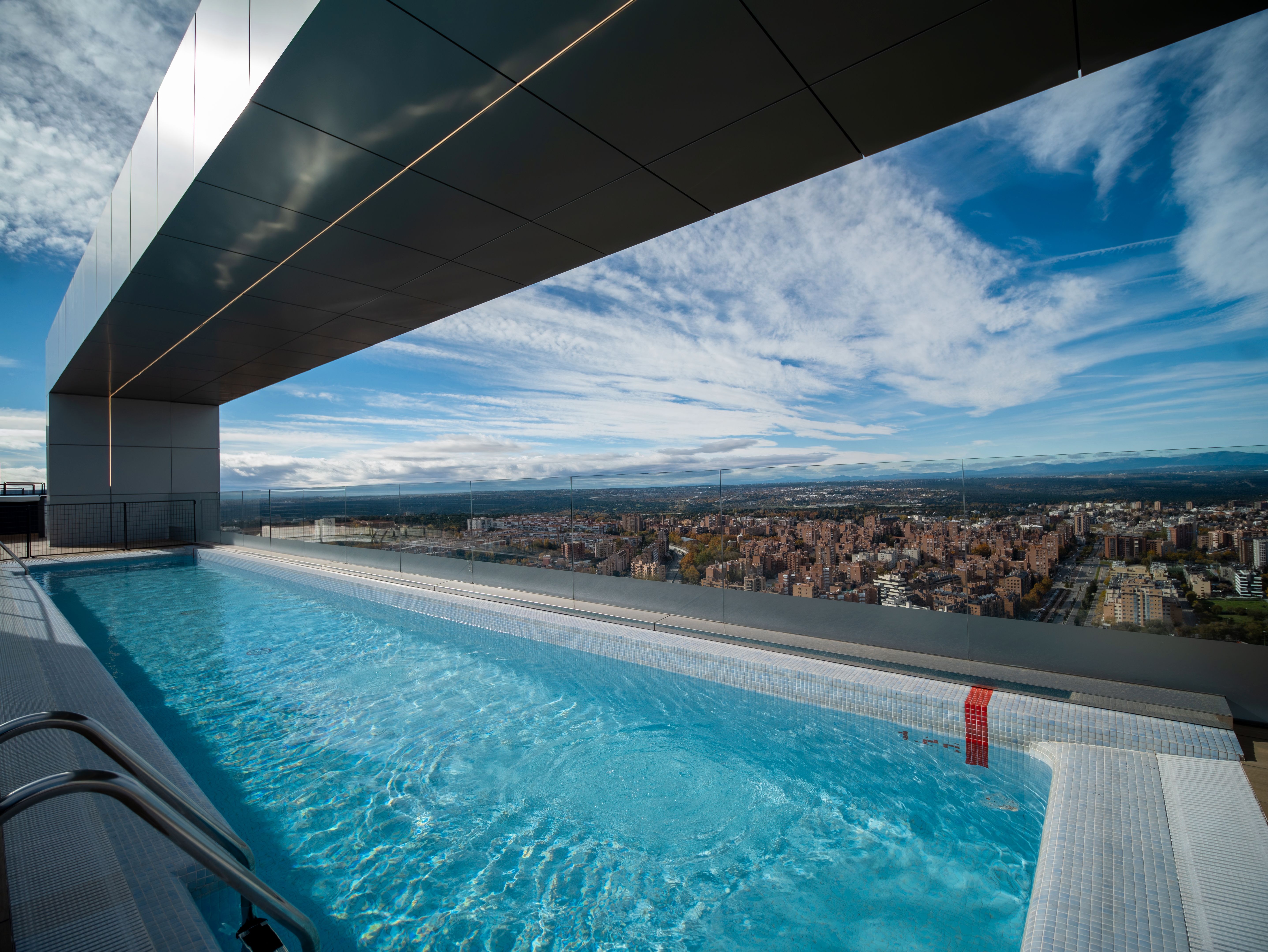 Swimming pool of Flat to rent in  Madrid Capital  with Air Conditioner, Storage room and Oven