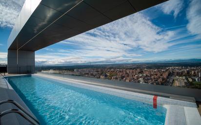 Swimming pool of Flat to rent in  Madrid Capital  with Air Conditioner, Storage room and Oven