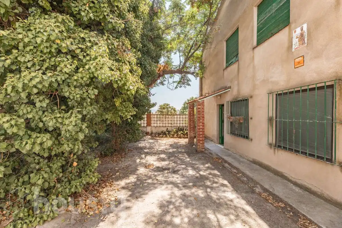 Außenansicht von Haus oder Chalet zum Verkauf in Torrelavit mit Privatgarten, Terrasse und Balkon