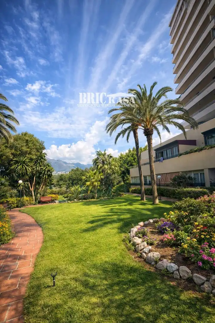 Jardín de Piso en venta en Benalmádena con Terraza, Piscina y Amueblado