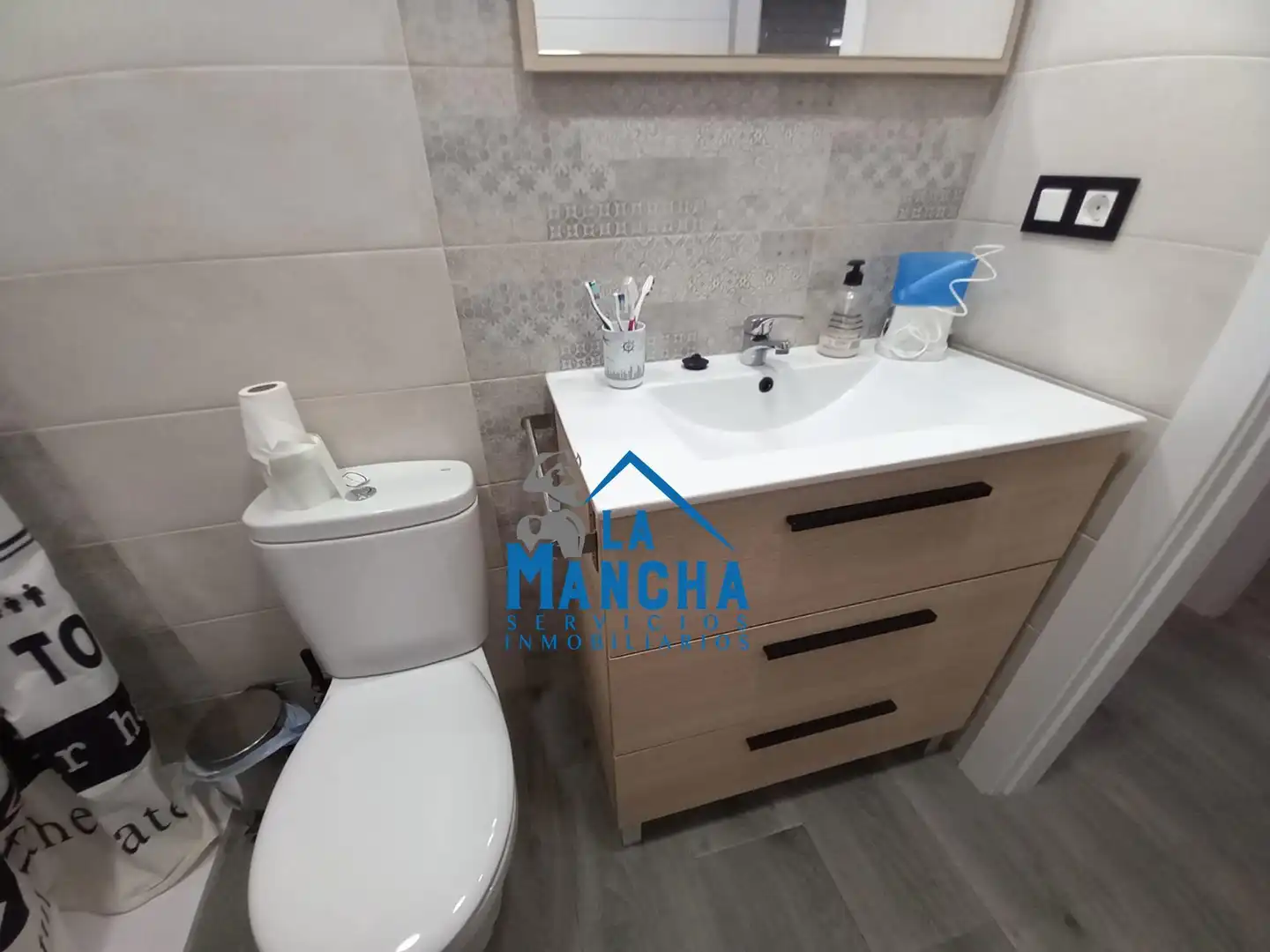 Bany de Casa o xalet en venda en Madrigueras amb Piscina i Moblat