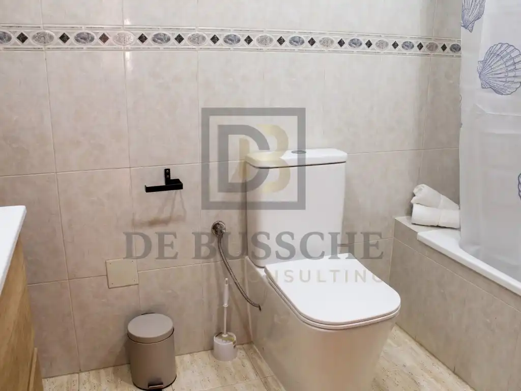 Baño de Piso de alquiler en Torrevieja con Piscina, Amueblado y Lavadora