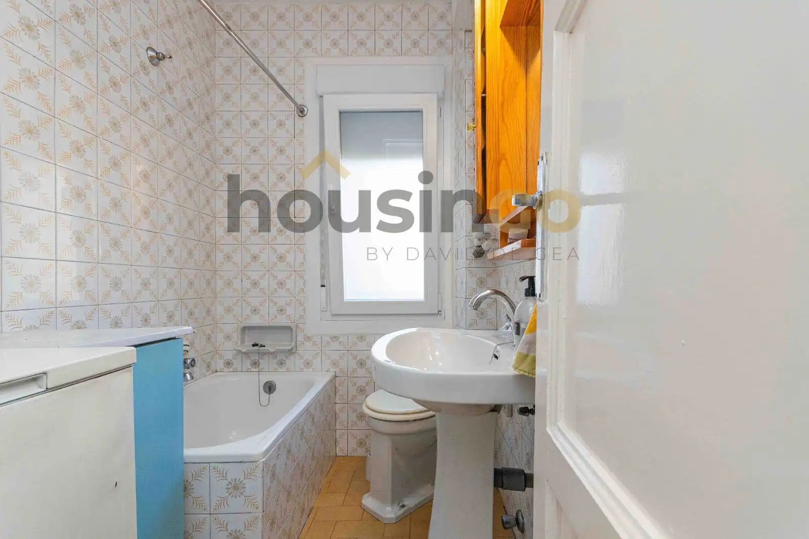 Bathroom of Flat for sale in Madrid  with Heating, Terrace and Storage room