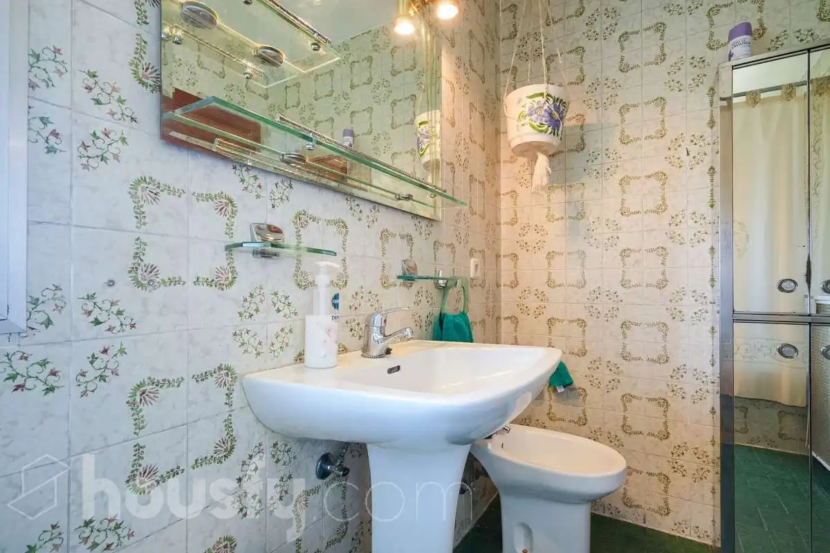 Bathroom of Flat for sale in Madrid  with Heating, Terrace and Storage room