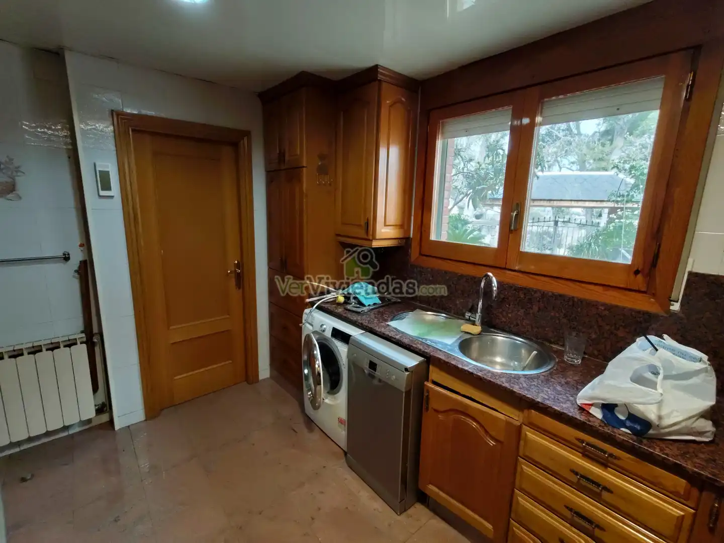 Cuina de Casa o xalet en venda en Cerdanyola del Vallès amb Calefacció, Jardí privat i Parquet