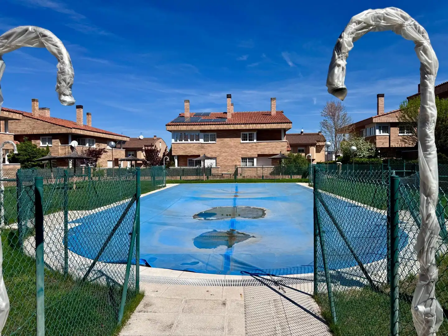 Piscina de Casa adosada en venta en Villanueva de la Cañada con Parquet