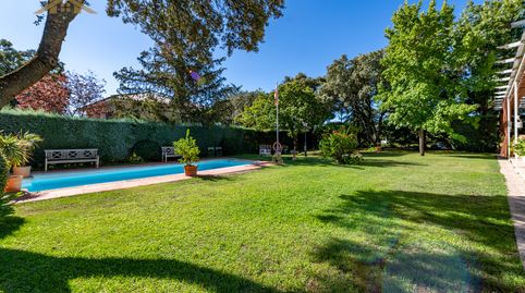 HOGARES EL ESCORIAL VENDE... Elegante villa familiar con gran jardín y piscina en Los Arroyos, El Escorial, immagine 3