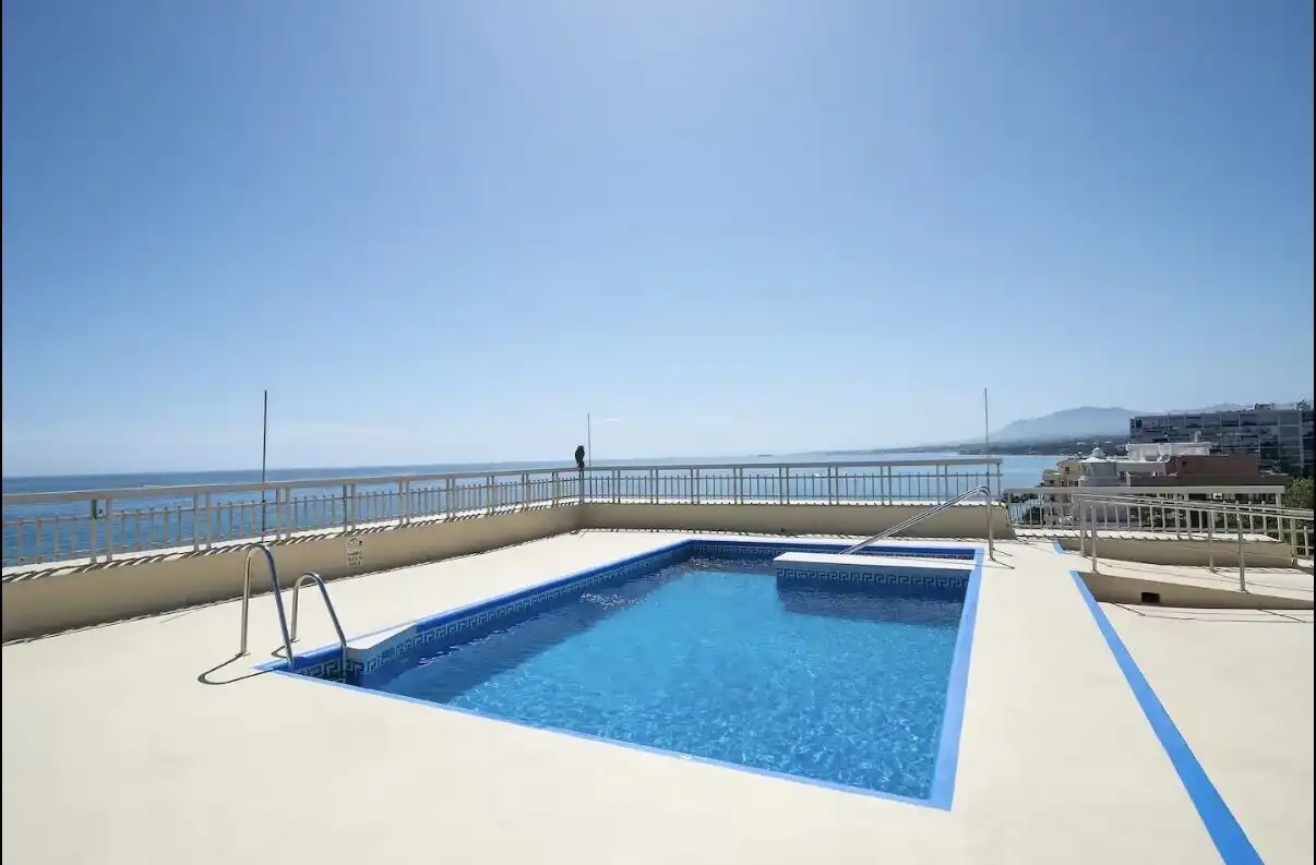 Piscina de Pis en venda en Marbella amb Aire condicionat, Terrassa i Piscina