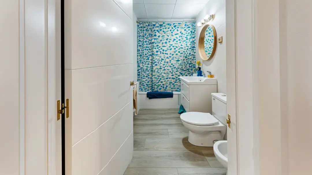 Bathroom of Flat for sale in Getafe  with Air Conditioner, Heating and Storage room