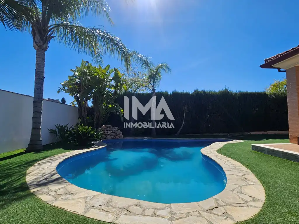 Vista exterior de Casa o xalet en venda en Bétera amb Aire condicionat, Calefacció i Jardí privat